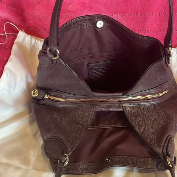 Coach Edie 31 Refined Pebble
Leather Shoulder Bag NWT in Oxblood w duster - Picture 3 of 9